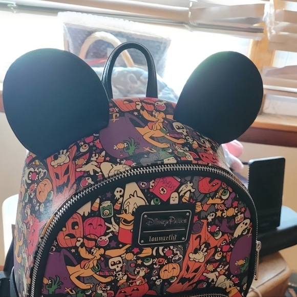 Loungefly Disney Black Fab 5.  Mini Backpack Only used A Couple Days In 23. - Picture 7 of 7